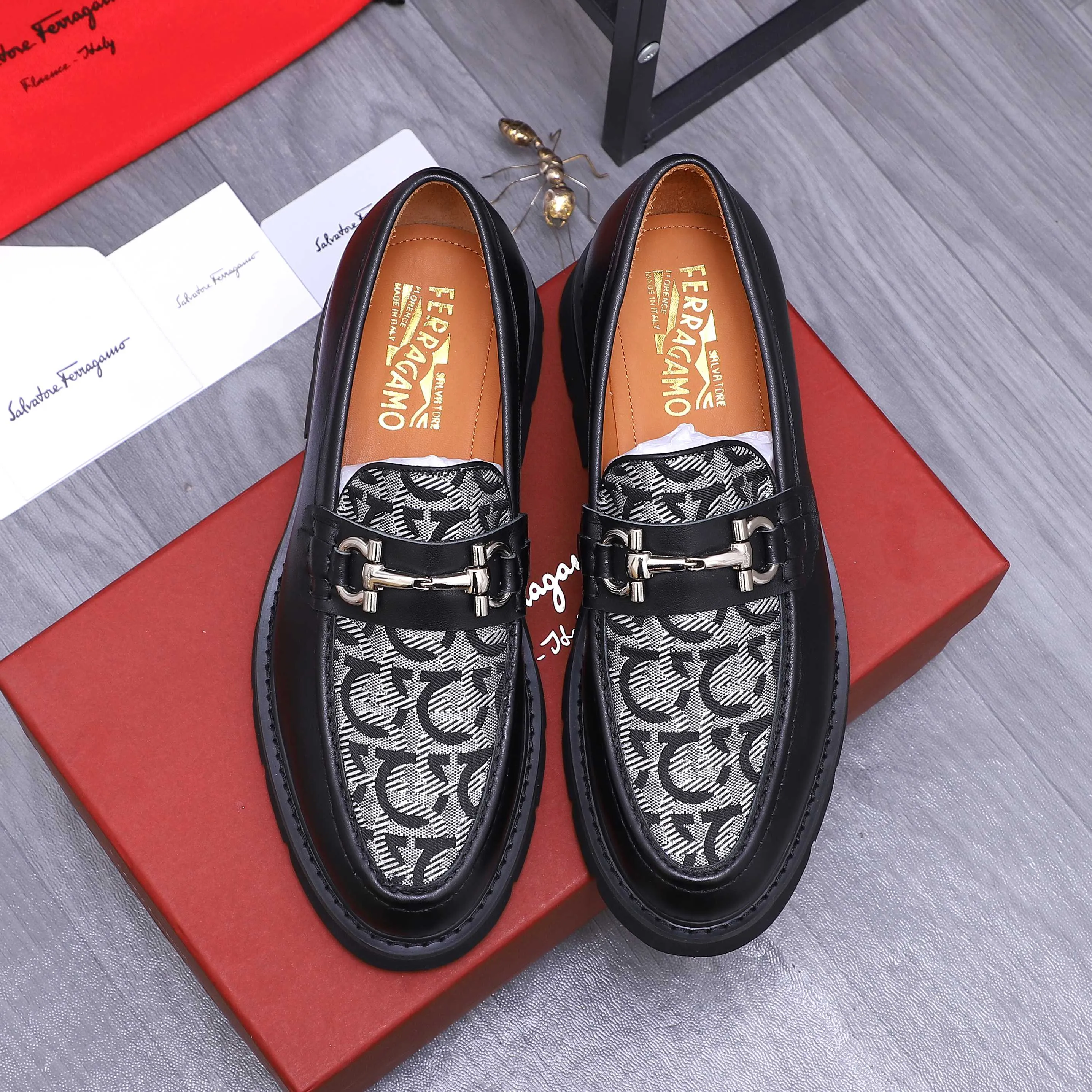 Men's shoes 💰680 Product trademark: Ferragamo " Ferragamo ] Business slip-on leather shoes Regular size: 39-44 (45 is custom-made and non-returnable) Product materials: Selected cowhide stitching woven upper, cowhide lining, original outsole